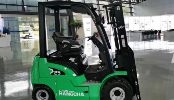 電動叉車買鋰電的還是鉛酸的？當(dāng)然是鋰電的！